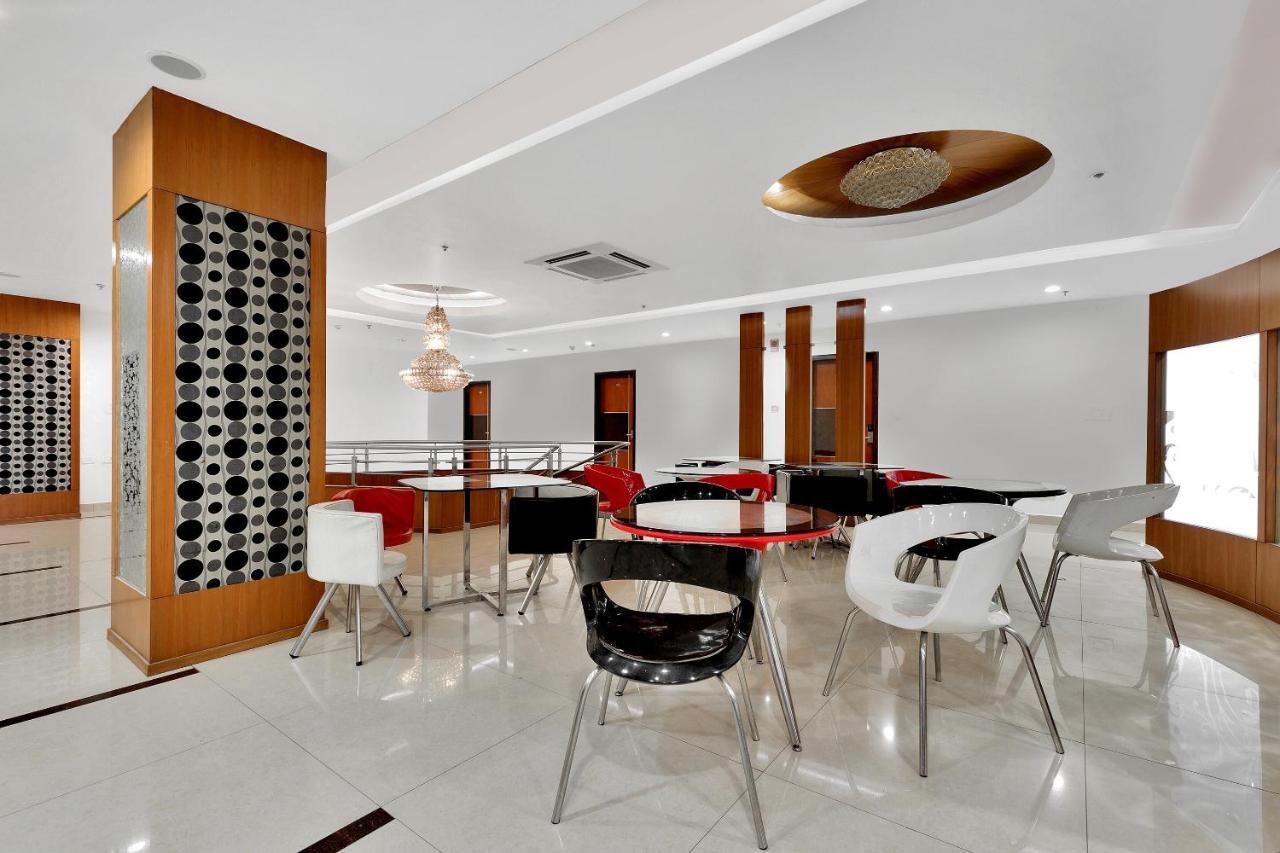 Capital O Rudra Grand Near Kondapur X Road Hotell Exteriör bild