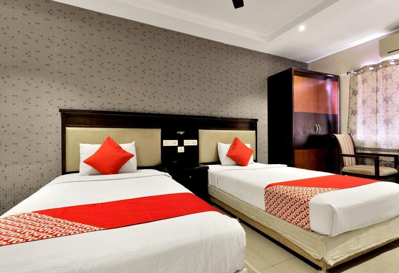 Capital O Rudra Grand Near Kondapur X Road Hotell Exteriör bild